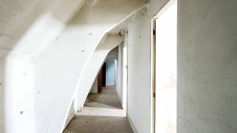 Couloir avec plafond voûté