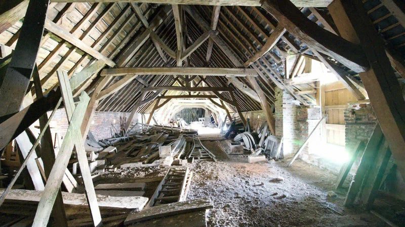 Charpente en bois des greniers